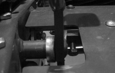 3. Hvis hjulet roterer, må du stanse motoren og gjøre følgende: A. Løsne begge låsemutrene som fester trekkontrollkabelen til hydrostatens skillevegg (fig. 50).