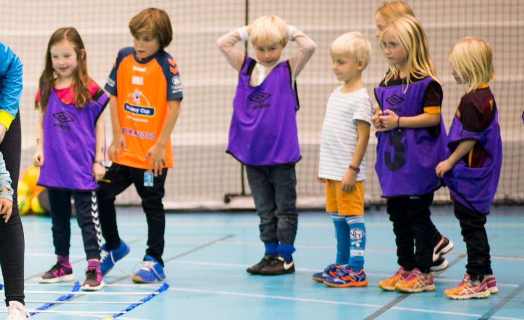 TRENERVEILEDNING Barnetrenere Foreldrene er idrettens viktigste ressurs og ivaretar de fleste roller i og rundt et lag, eller gruppe, spesielt frem til ungdomsalder.