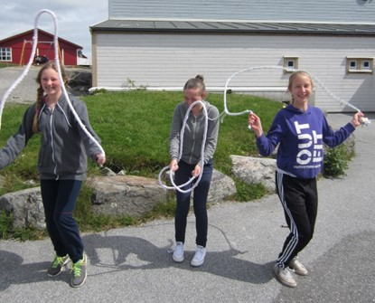 Sånn so dei gjorde før i tie Tysdag 9.juni hadde me på Hordabø skule besøk av nokre spreke damer frå Husflidslaget.