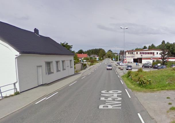 Det er einsidig gang/ sykkelveg eller fortau langs fylkesvegen gjennom heile planområdet, både på vegen ut mot Hundvågøy og sørover gjennom tettstaden.