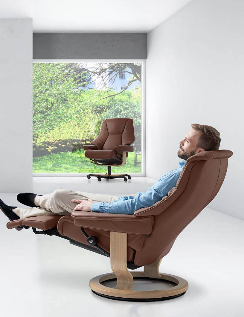 STRESSLESS LIVE S M L Stressless Live er vist i Paloma Copper/eik. Home Office-understell Full bevegelsesfrihet og full komfort. Også på hjemmebane.