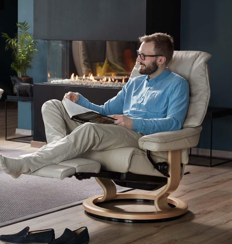 STRESSLESS LUX STRESSLESS LIVE S M L Stressless Lux sofa og Stressless Live (M) Classic med LegComfort er visti Cori Fog/eik.