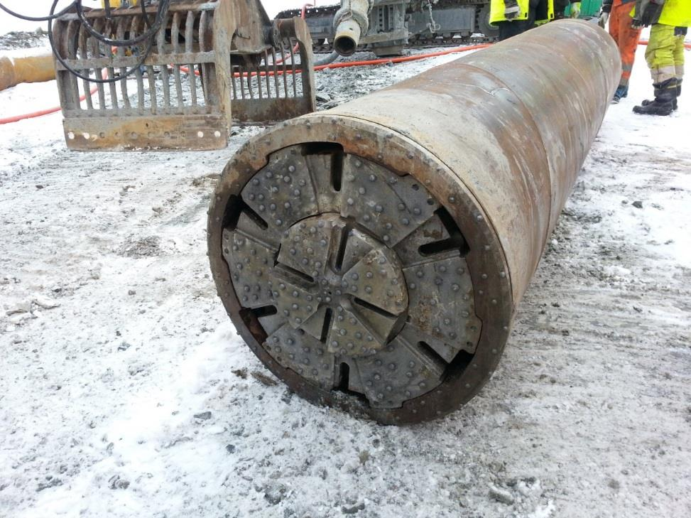 Første rørlengde på prøvepelene var 4 meter. De første meterne ble boret med vann sammen med lufttrykket, og rotasjon av brorkonen uten slag fra hammeren.