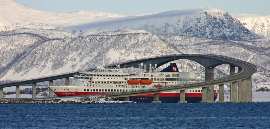 Fra sjø til veg i Lofoten og Vesterålen Dagens samfunnsstruktur er formet av tidligere tiders sjøverts transport.
