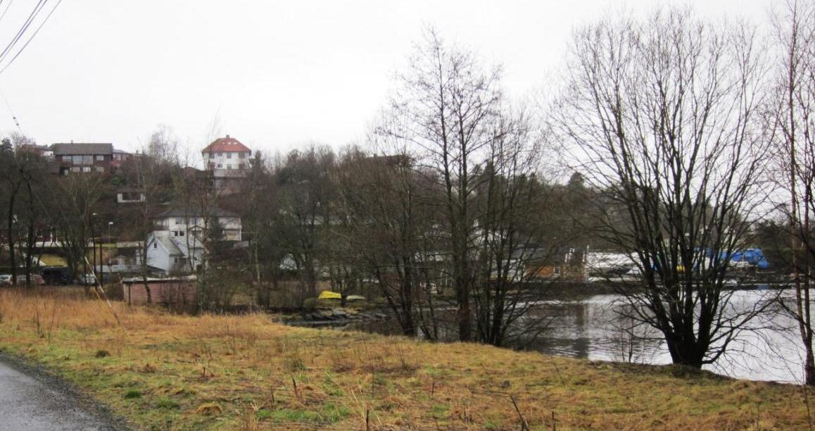 Figur 1. Nordåsdalen 3 er den hvite bygningen på toppen av ryggen. Bildet viser forholdet til Nordåsvannet. Bygningen antas å være av de eldre i Nordåsdalen.