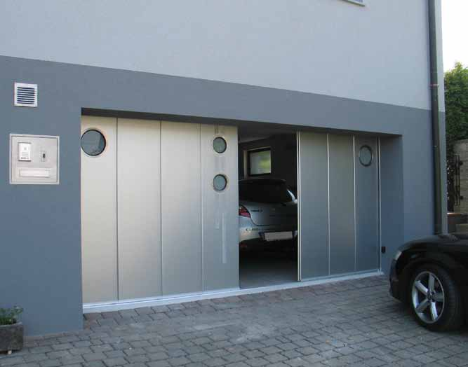 SKYVEPORT Design samme utførelse som leddportene, men med stående seksjoner. Døren kan delvis åpnes - for gangdør bruk, eller bare en halv døråpning. Praktisk og varmebesparende.