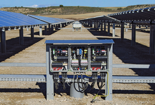 14 På stedet UPDATE 2 14 Phoenix Contact tilbyr løsninger for solcellekraftverk Transparent inntjening DC-overvåking i solenergiparken Zuera II i Spania I Spania oppnås solinnstrålingsverdier på