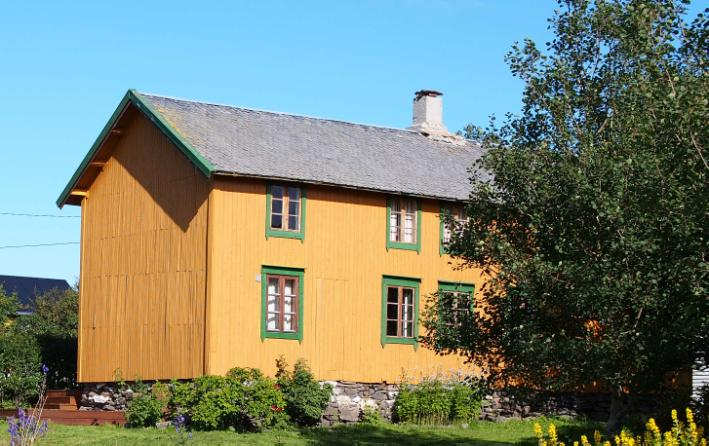 Figur 7.2. Eksempel på et av Nordlandshusene på Sørvær. «Mariehuset» Det gamle, gule nordlandshuset fra 1898 har navn etter Marie Birgitte Johannesen som bodde her til sin død i 1997.