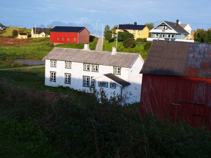 Figur 7.3. Ny og gammel arkitektur på Sørvær. Det hvite nordlandshuset er det eneste registrert i kategorien «meldepliktig ved riving/ombygging» på Sørvær (SEFRAK ID 18040909023).