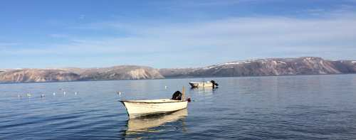 Laksefiske i sjø Foto: FK Kommisjonens hovedmandat er å utrede rettigheter til "den grunnen som Finnmarkseiendommen overtar Dette omfatter også lakseplasser på FeFo-forvaltet sjøgrunn.