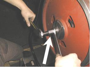 18.8. Bytte av drivhjul 1) Demonter sagbladet. 2) Skru av skruen og fjern foringene. 3) Trekk av hjulet fra akselen ved hjelp av en trearmet tærs. 4) Skyv så hjulet inn på akselen.