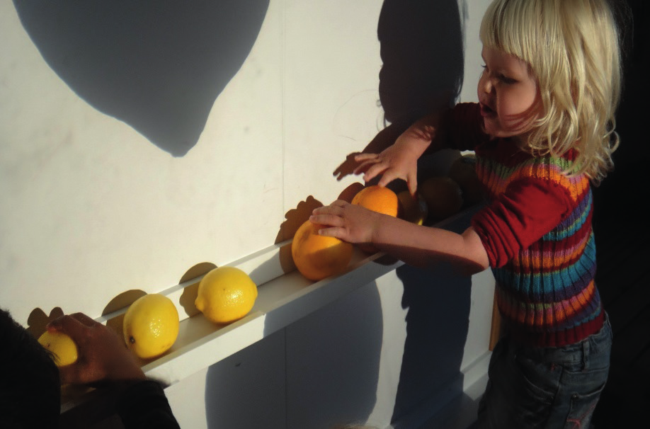 Reggio Emilia På Blakli barnehager er vi i startfasen på å bli inspirert av Reggio Emilia filosofien. Dette gjenspeiler seg i vårt hovedmål: Reflekterende voksne i møte med det kompetente barnet.