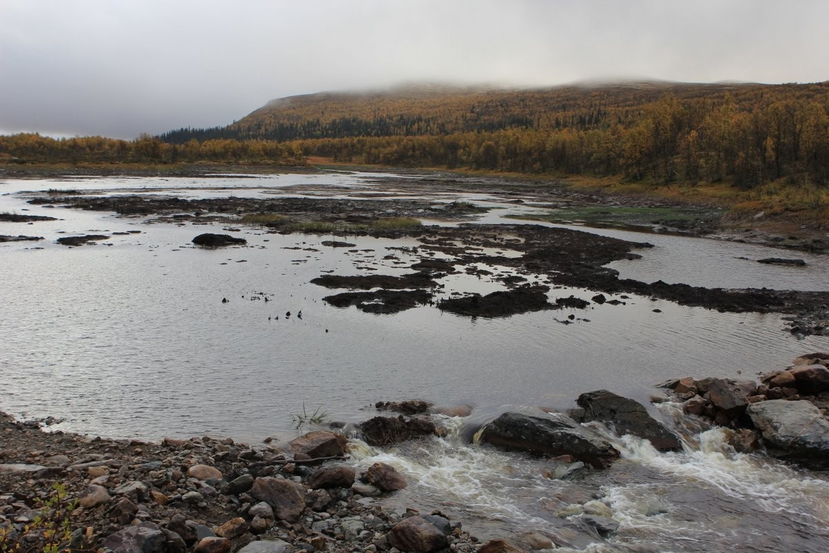 Bilde 1: bildet viser demningen slik den ser ut i dag. Stein og masse i bekkeløpet fjernes slik at Snæresbekken får tilbake sin opprinnelige vannstand.