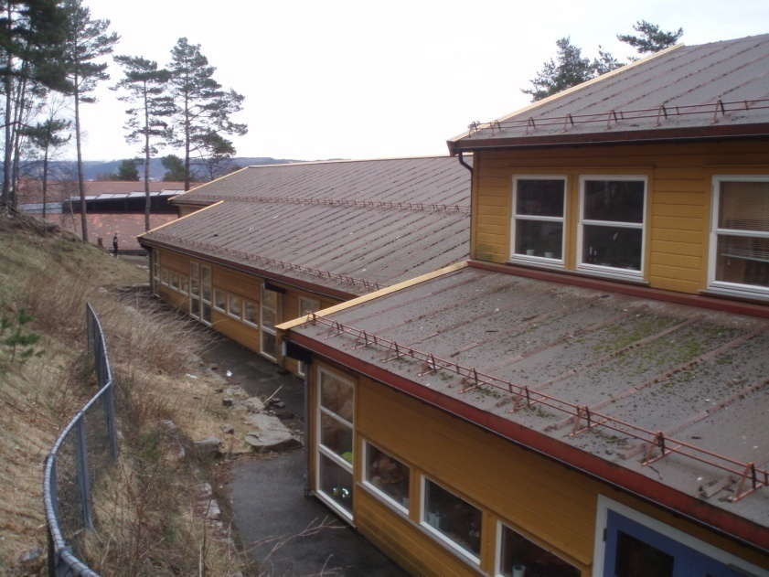 Ringmurer er isolert med 50mm steinull på ytterside. Isolasjonen er avdekket med fibercement plate. Plate er i områder skadet og skal skiftes. Plate skiftes mellom asfalt og topp ringmur.