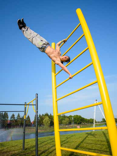 Parkour og Street workout er to veldig populære treningsformer for tiden. Dette er trening basert på egenvekt kombinert med elementer fra turn og såkalte militære øvelser.