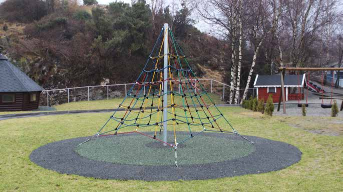 Bjørnebark Art. 1300 Bjørnebark Bjørnebark/gummibark er et drenerende og bærekraftig syntetisk underlag med et naturlig utseende. Barken støpes på plassen og man former området slik man måtte ønske.