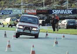 På vinterføre føles Passaten tryggest av de to stasjonsvognene. Legacys variable fordeling av drivkreftene krever en årvåken sjåfør.