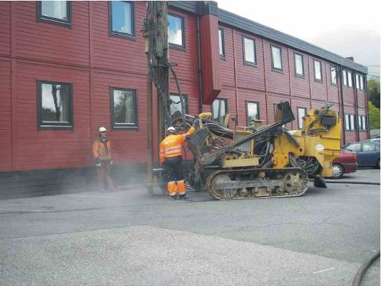 Møllendal Miljøteknisk grunnundersøkelse 26 / 90 43 Miljøteknisk undersøkelse - fase 2 På bakgrunn av resultatene i fase 1 ble undersøkelsene videreført Borepunkt 1 Borepunktet er plassert i østlige