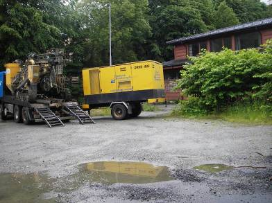 Møllendal Miljøteknisk grunnundersøkelse 32 / 90 Borepunkt 4 Borepunkt 4 ble boret til 20,5 m dyp Fjell ble truffet ved 19,5 m Tre blandete prøver ble tatt fra Br 4, BlPr 15 fra 0-2,5 m, BlPr 6 fra