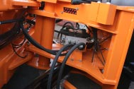 2.2 Hydraulikk på U-plog U-plogen er utstyrt med en spesialkonstruert elektrohydraulisk ventilblokk som er plassert i plogens ramme.