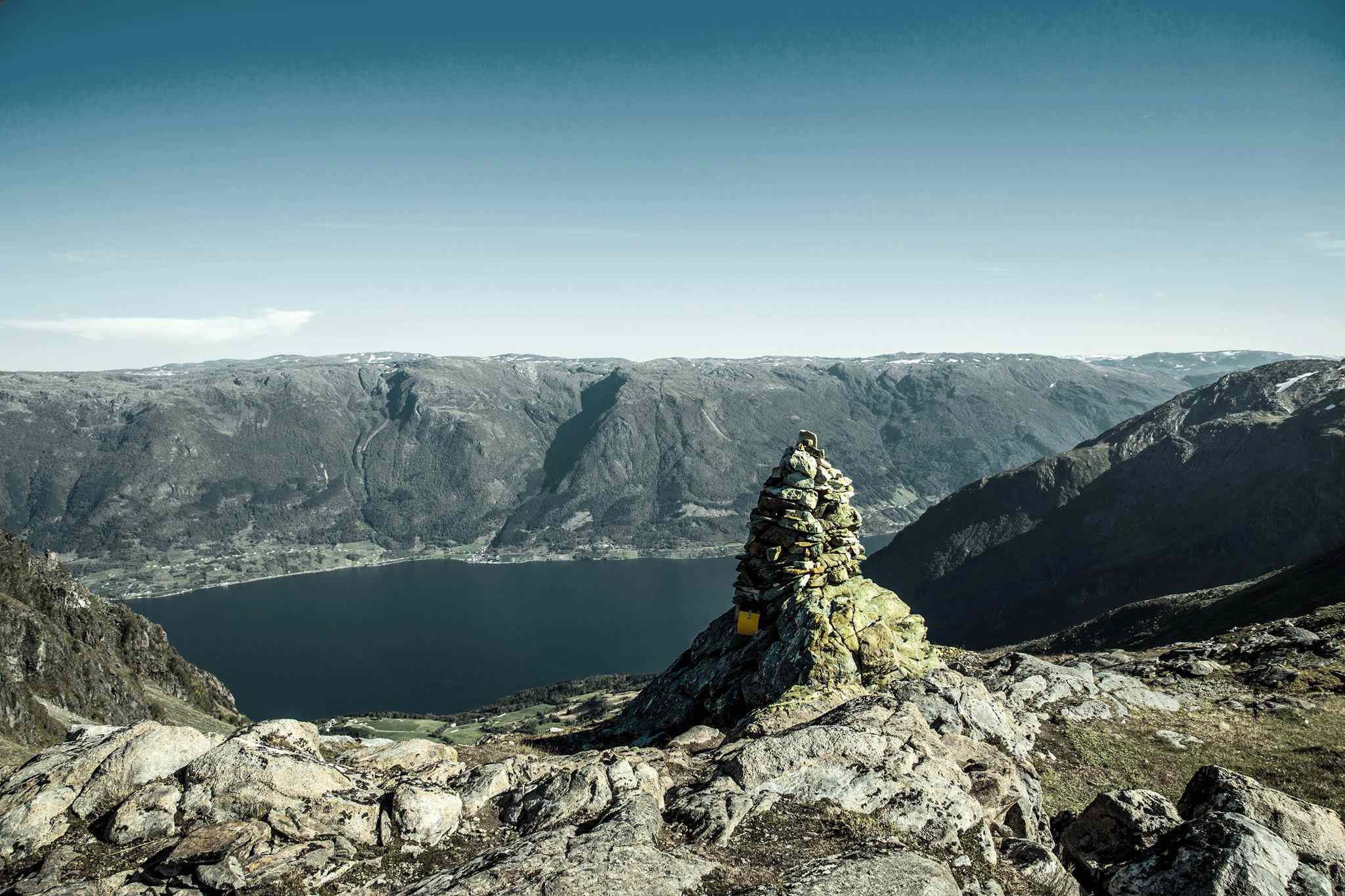 PHOTOS Illustrasjon 1: Start frå Reiseter - utsikt mot Folgefonna nasjonalpark Illustrasjon 2: Undervegs i lia med utsikt ned til garden Reiseter og Sørfjorden, samt grendene Hovland og Sekse