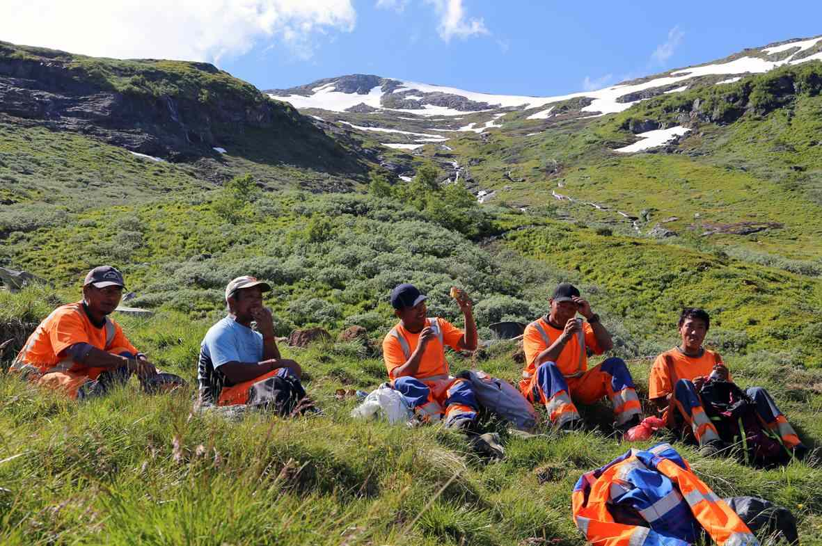 Illustrasjon 4: Sterke kroppar ber stein Illustrasjon 5: Sherpamenn frå Nepal byggjer