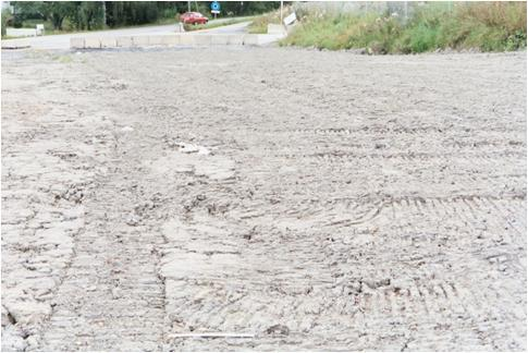 Et eksempel på feilaktig håndtering av undergrunnsjord ved terrenginngrep på dyrka mark ved jernbaneutbygging Siltig mellomleire (undergrunnsjord) som er planert ut med bulldoser under våte forhold