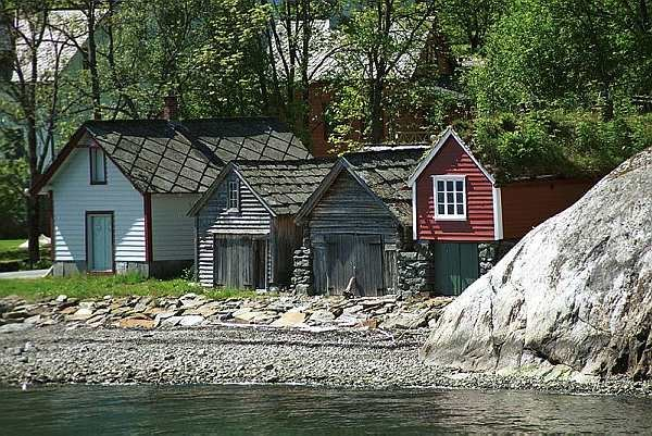 Naustrekker var eit vanleg syn langs fjorden før nye tider og vegbygging øydela mykje. Her illustrert ved ein naustrekke ved muséet på Utne på biletet under.