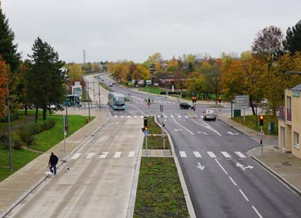 3.2 KRYSS TRAKTORVEIEN Dagens løsning gir mulighet for av-/påkjøring mot høyre for trafikk mellom Ring 3 og Traktorveien. Det foreslås å løse krysset med signalanlegg og venstresvingsfelt.