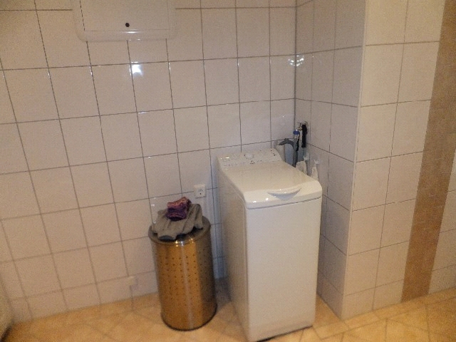 Utstyr for sanitærinstallasjoner - Firemannsbolig (bad/vaskerom) Vegghengt toalett, servant i innredning, dusjhjørne med bevegelige glassvegger, samt opplegg for vaskemaskin. V.v. bereder på 120 liter er flyttet til bod.