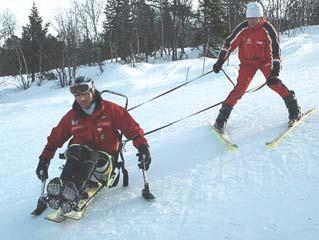 Sittende utøvere Sit-ski, bi-ski og ski-cart er aktivitetshjelpemidler til bruk i alpinbakken. De har forskjellige bruksområder, og setter ulike krav til funksjonsnivå hos utøveren.