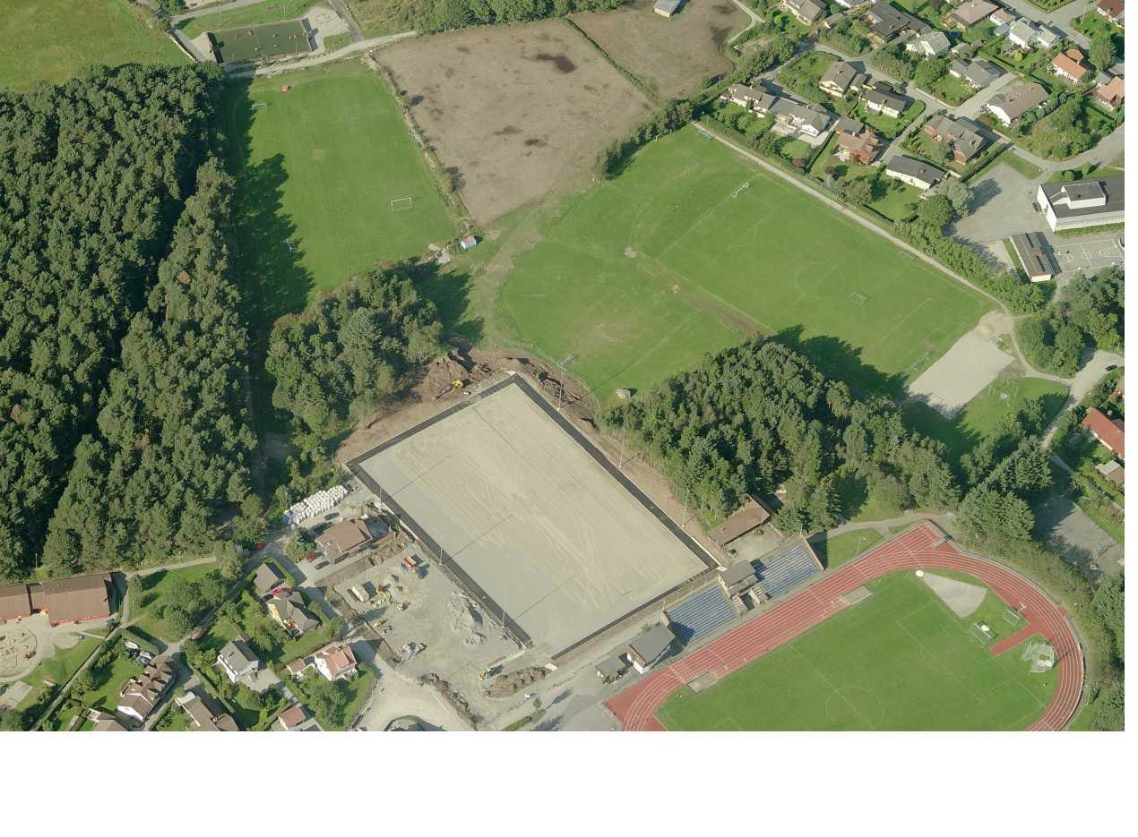 Side: 2 av 17 BAKGRUNN: Selv om Sandnes er relativt vindutsatt område, har vindforholdene på Sandnes Stadion tidligere vært ansett som relativt gode, både med hensyn til friidrett og opplevd komfort