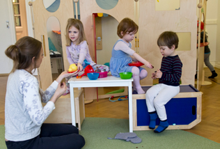 Danning gjennom omsorg, lek og læring Vi mener at barn skal være deltakere i en omsorgsrelasjon, ikke bare mottakere.