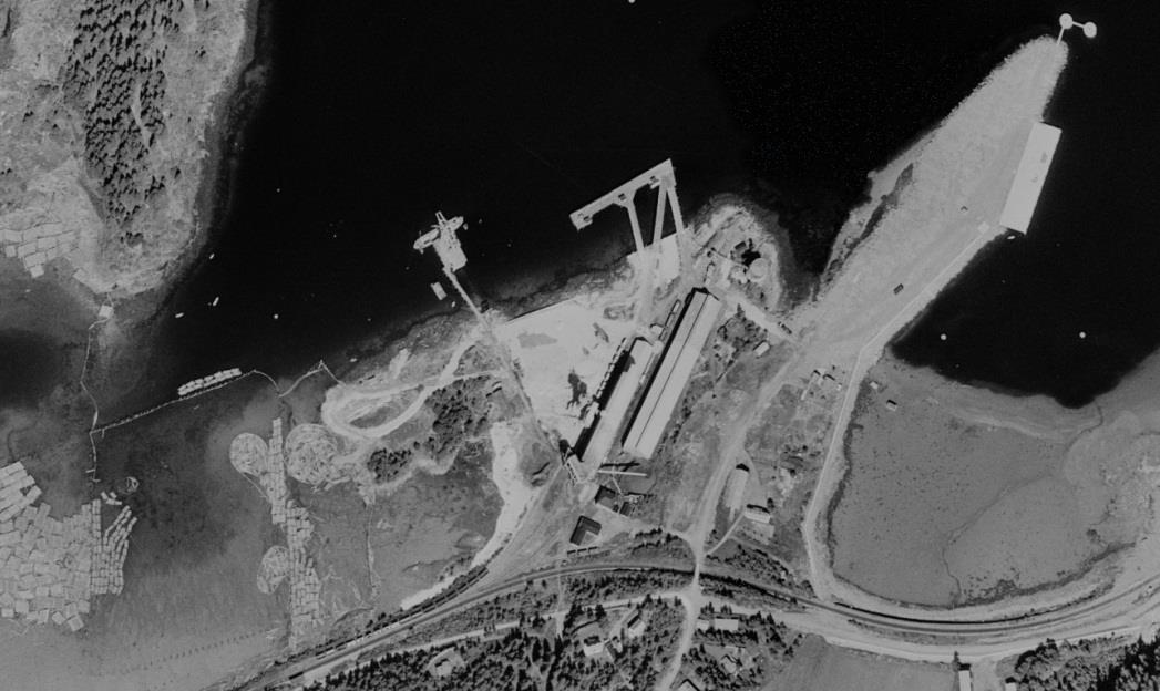 SEDIMENTUNDERSØKELSE SVARTNESET FLATHOLMEN, MURUVIKA OG MURUVIKBUKTA 13 Figur 5. Flyfoto om Muruvik Havn fra hhv. 1947 og 1963 (når Oljehavna er ferdig utfylt). 2.