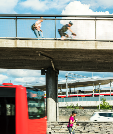 Om Eiendommen Lysaker Stasjon Trikk nummer 13 stopper på Lilleaker stasjon, en kort spasertur fra Lysaker.