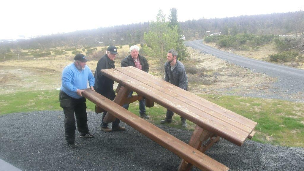 campingvogner ved Røssjørumpa. Det ble markert opp 15 plasser for campingvogner i dette området, i tillegg finnes benker, bålplass og utedo.