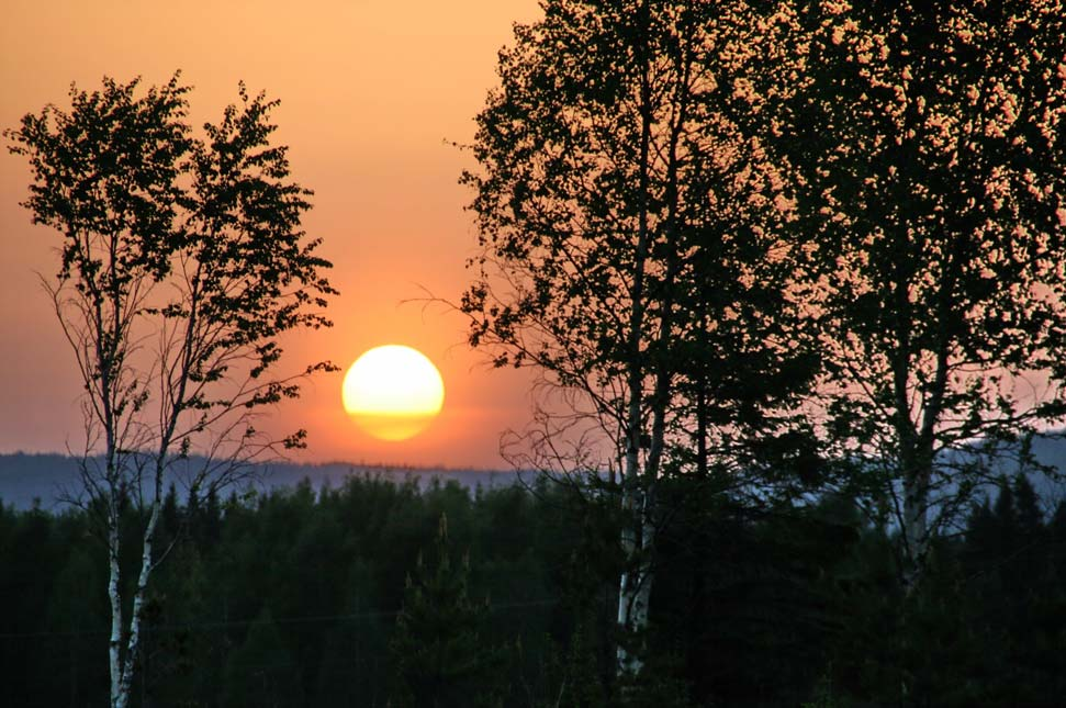 Været i Norge Klimatologisk månedsoversikt Juni 28 Nr. 6/28 ISSN 3-817 KLIMA slo, 1.7.28 Det var spesiell fin kveldsol over Toten den 1.6.8. Foto: Britt Torun Lundby Månedstemperaturen for Norge som helhet var som normalen i juni.