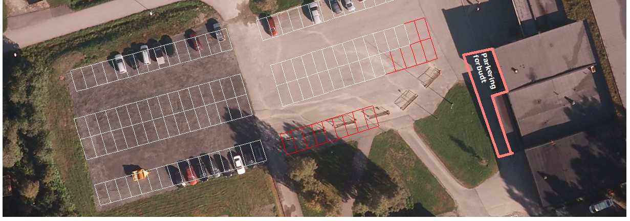 Det parkeres per i dag på begge sider av inngangspartiet mot veggen på Rindalshuset. Til venstre for hovedinngangen vil parkering hindre trafikk som skal kjøre ut i Skolegata.