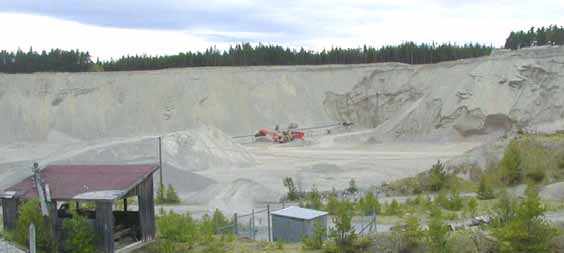 førte med seg grovt materiale som grus og stein som ble avsatt på toppen av moen. Det groveste materialet ble avsatt nærmest isfronten mens mer finkornig materiale ble ført lenger ut på deltaet.