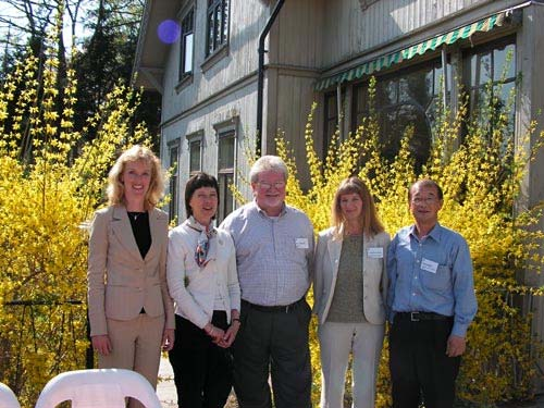 Programkomiteen samlet i hagen til Park Hotel.