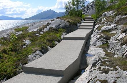 Stiene som leder til badeanlegget fra kyststien er hovedsakelig planlagt med grus, men av betong på partier som vil være i risikosonen for erosjon.