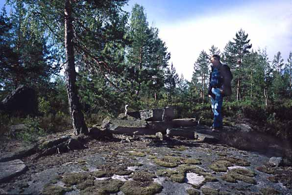 Figur 7 Lite uttak av rektangulare blokker fra naturlig benking i granitt ved Hellhei.