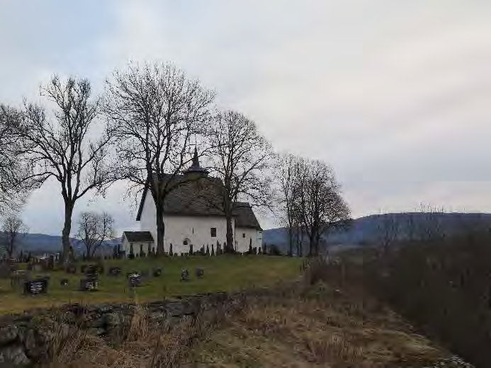 Rapport arkeologisk registrering 11 Figur 8. De to kirkene. Gamle Bø kirke i bakgrunnen til høyre. Tatt mot NØ.