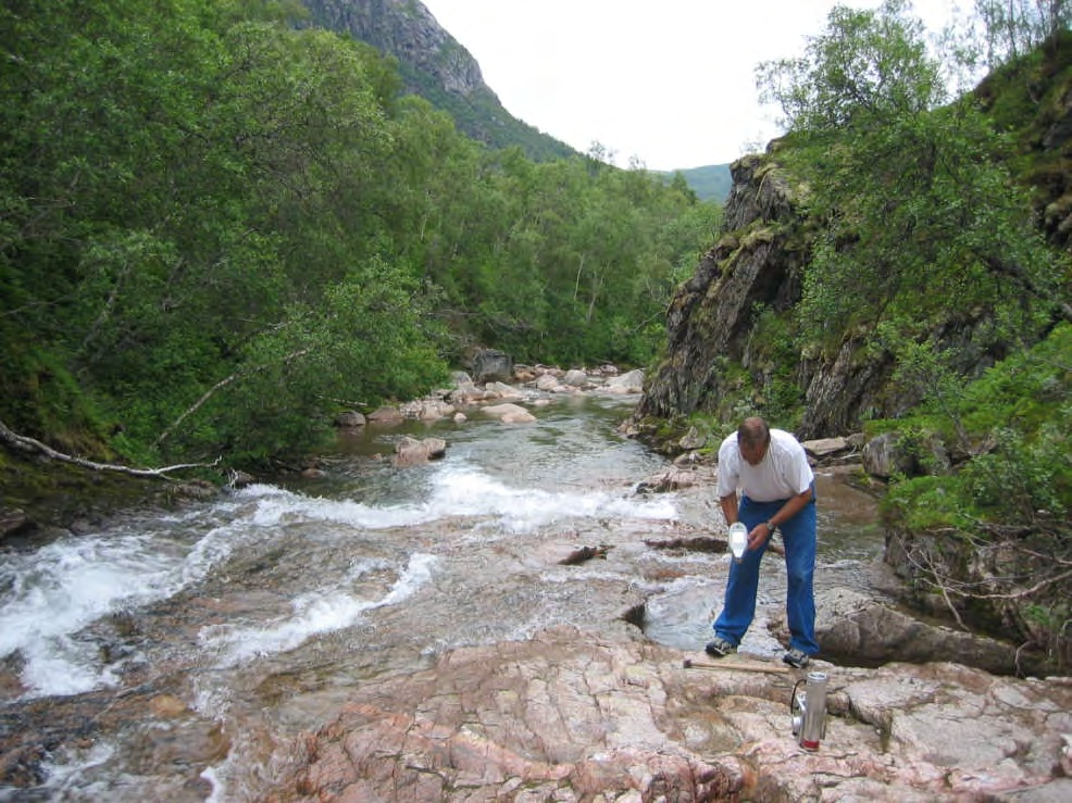 Figur 49. Geologisk kart over nordlige del av fylket med angivelse av undersøkte segmenter av bekker hvor bekkesedimentene fører anomalt innhold av zirkonium. Figur 50.