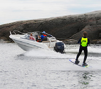 En kompakt båt for alle med en sporty nnstllng tl båtlvet. 56 Bow Rder er en båt du kan dra på øyturer med, kjøre vannsport eller bare kose deg om bord.