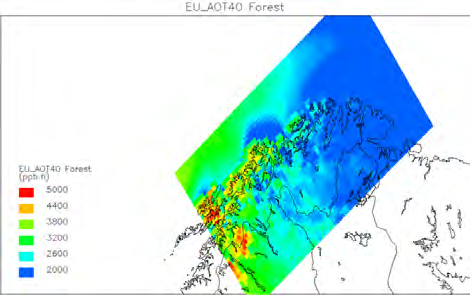Figur 4-6. Beregnet 6-mnd AOT40-verdi for ozon (relevant for skog) for Nord-Norge for bakgrunnssituasjonen (venstre) og forskjellen pga petroleumsutslippene (høyre).