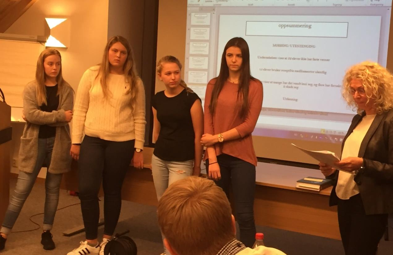 Lokalmiljøet Elever fra Lindesnes ungdomsskole presenterte resultater fra Ung-data