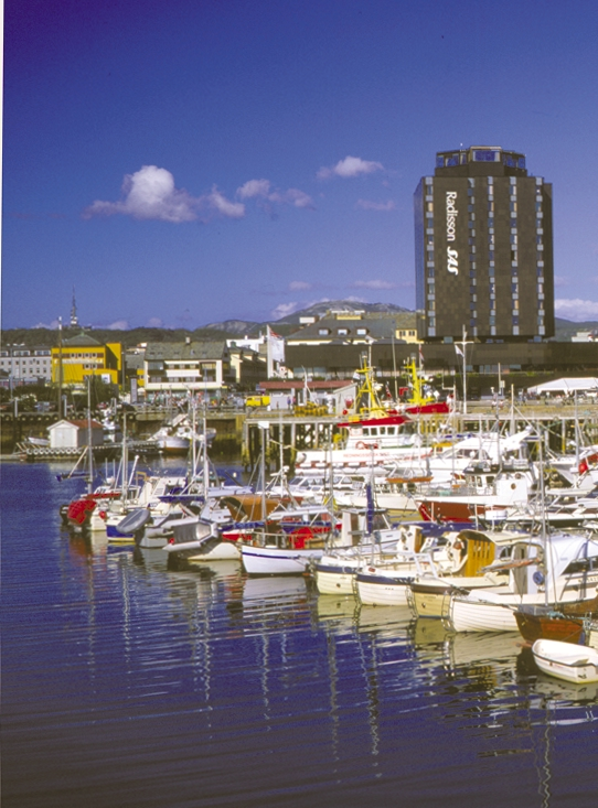 Omslagsfoto: Bodø havn, juli, Bjørn Erik Olsen Grafisk produksjon & lay-out: Nordlandsbankens markedsavdeling Repro og trykk: