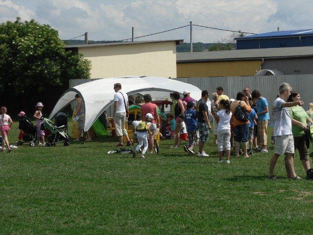 atrakcia TRAMPOLÍNA Určené pre vek: 3-90 roky /podľa rozmeru/ Minimálna objednávka: 6 hodín (platba) Priemer 1,8 metra: Priemer 2,4 metra: Priemer 3,2 metra: atrakcia ZORBING Určené pre vek: 12-90