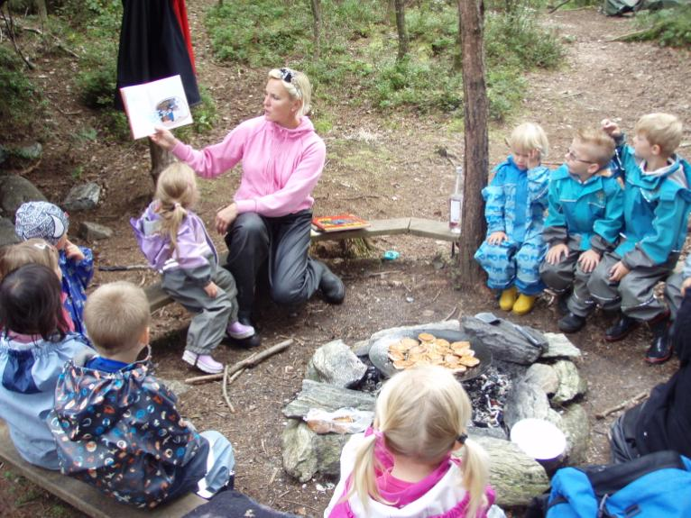 Sprell med språk i naturen! - fortsetter Kategorisering/sortering: Vi vil la barna få sine første erfaringer med å kategorisere det vi omgir oss med i skogen og vi vil lage sorterings- og tellekasser.